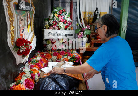 Un propriétaire prier sur les restes de 12-year-old dog, le nom est, au cours de sa Meji service funéraire bouddhiste au temple Nai Klong Toey à Bangkok.perdu d'animaux à Bangkok venir à Nai Klong Toey temple pour marquer le décès de leurs amis les animaux avec un plein service funéraire bouddhiste qui commence avec des prières par des moines, et autour de 2 heures de la crémation. Banque D'Images