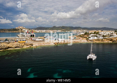 Vue aérienne sur catamaran et port sur l'arrière-plan. Banque D'Images