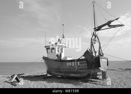 Photographie en noir et blanc d'un bateau de pêche sur la plage d'Aldeburgh, dans le Suffolk, Royaume-Uni Banque D'Images