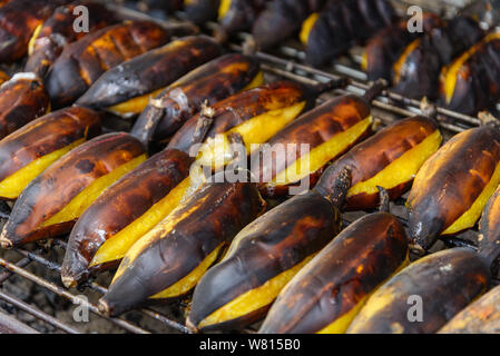 Grill, barbecue, rôtis ou banane avec peel. Vendre des bananes grill sur la rue en Thaïlande, collation santé. Banque D'Images