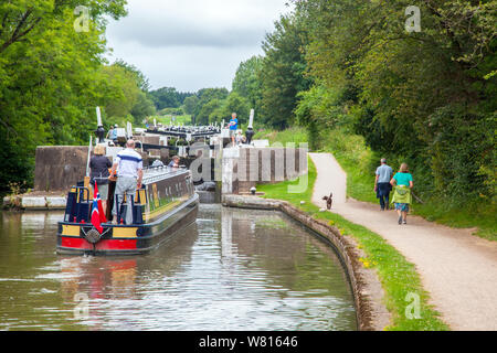 Bateau étroit canal traversant Hatton écluses sur le Canal Grand Union à Hatton Warwickshire, en Angleterre. un vol de 21 écluses Banque D'Images