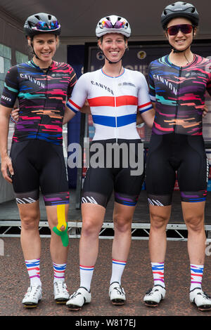 Londres, Royaume-Uni. 3 Août, 2019. Les membres de l'équipe de SRAM-Canyon, y compris Alice Barnes portant les championnats nationaux britanniques jersey pour la première fois sur l'h Banque D'Images