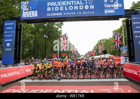 Londres, Royaume-Uni. 3 Août, 2019. Coureurs élites de seize des meilleurs équipes de cyclisme féminin professionnel, y compris le gagnant de l'an dernier Kirsten Wild Banque D'Images