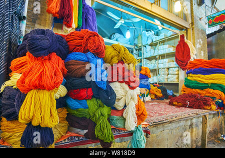 L'entrepôt de Vakil bazar avec grande quantité de laine de couleur écheveaux de fil pour la production des tapis et carpettes, Shiraz, Iran Banque D'Images