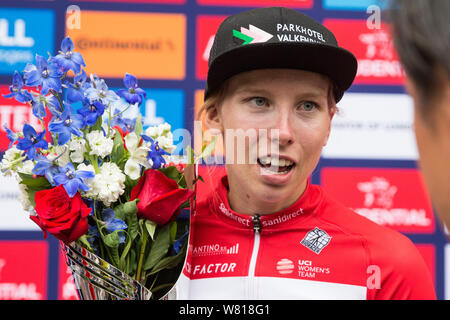 Londres, Royaume-Uni. 3 Août, 2019. Lorena Wiebes de Parkhotel Valkenburg parle d'un photographe après avoir remporté le Prudential RideLondon Classique. Les Clas Banque D'Images