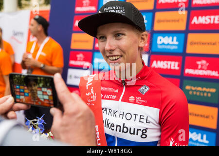 Londres, Royaume-Uni. 3 Août, 2019. Lorena Wiebes de Parkhotel Valkenburg est interviewé après avoir remporté le Prudential RideLondon Classique. La Classique, whi Banque D'Images