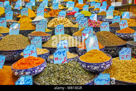 Bazar Vakil est le meilleur endroit pour choisir des épices ou des herbes dans l'un des étals multiples avec de grandes vitrines et la grande variété, Shiraz, Iran Banque D'Images