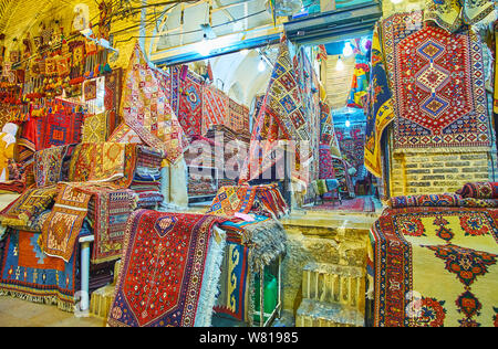 Les boutiques de tapis de Vakil bazar avec large gamme de tapis et carpettes traditionnels fabriqués à la main de la laine, la soie et les matières synthétiques, décorées avec des f Banque D'Images