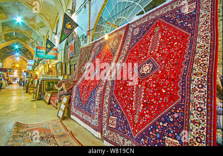 SHIRAZ, IRAN - le 14 octobre 2017 : l'article tapis de Bazar Vakil avec de beaux kilims, décoré avec des motifs persans, le 14 octobre en Banque D'Images