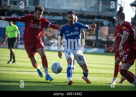 Oldham, UK. 7e août 2019. Oldham's Chris Eagles sous pression pendant le match du Trophée Leasing.com entre Liverpool et Oldham Athletic à Boundary Park, Oldham le mercredi 7 août 2019. (Crédit : Ian Charles | MI News) Credit : MI News & Sport /Alamy Live News Banque D'Images