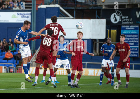 Oldham, UK. 7e août 2019. Oldham's Jamie Scott tête dans le troisième but pour Oldham pendant le match entre Trophée Leasing.com et Oldham Athletic Liverpool au Boundary Park, Oldham le mercredi 7 août 2019. (Crédit : Ian Charles | MI News) Credit : MI News & Sport /Alamy Live News Banque D'Images