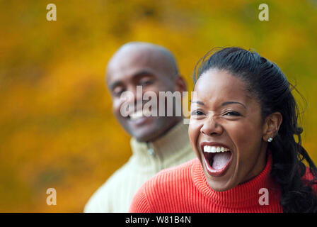 Couple dans les sweaters en automne Banque D'Images