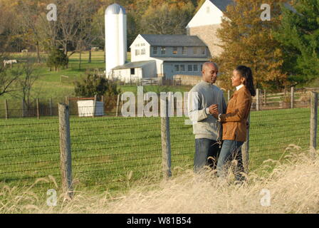 Couple dans les sweaters en automne Banque D'Images