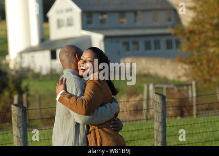 Couple dans les sweaters en automne Banque D'Images