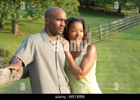 Jeune couple de s'aimer Banque D'Images