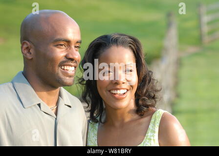 Jeune couple de s'aimer Banque D'Images