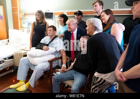 Dayton, États-Unis d'Amérique. 07Th Aug 2019. Président américain Donald Trump et la Première Dame Melania Trump visite avec un survivant à Miami Valley Hospital le 7 août 2019 à Dayton, Ohio. Neuf personnes ont été tuées dans une fusillade dans le district de l'Oregon de Dayton, Ohio le lendemain de 31 personnes ont été tuées par des fusillades en masse à El Paso. Credit : Planetpix/Alamy Live News Banque D'Images