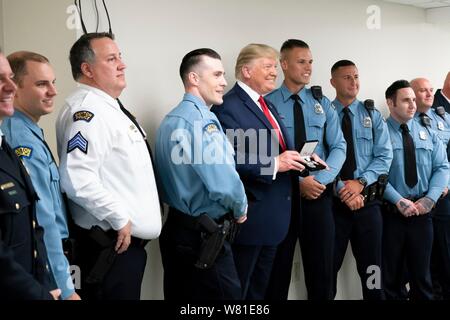 Dayton, États-Unis d'Amérique. 07Th Aug 2019. Président américain Donald Trump pose avec les premiers intervenants d'urgence à Miami Valley Hospital le 7 août 2019 à Dayton, Ohio. Neuf personnes ont été tuées dans une fusillade dans le district de l'Oregon de Dayton, Ohio le lendemain de 31 personnes ont été tuées par des fusillades en masse à El Paso. Credit : Planetpix/Alamy Live News Banque D'Images