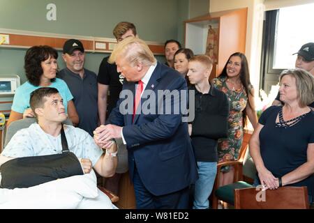 Dayton, États-Unis d'Amérique. 07Th Aug 2019. Président américain Donald Trump visites avec un survivant à Miami Valley Hospital le 7 août 2019 à Dayton, Ohio. Neuf personnes ont été tuées dans une fusillade dans le district de l'Oregon de Dayton, Ohio le lendemain de 31 personnes ont été tuées par des fusillades en masse à El Paso. Credit : Planetpix/Alamy Live News Banque D'Images