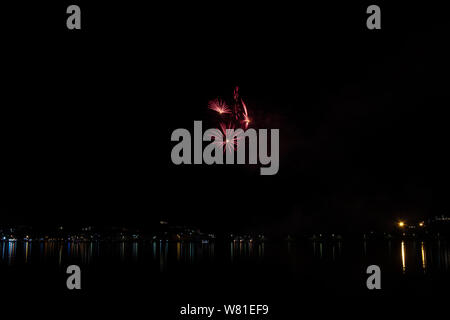 Bacoli, Naples, le 6 août 2019. La peinture d'artifice le ciel en différentes couleurs et sont consignées dans le lac Miseno, la création d'un panorama à couper le souffle. Banque D'Images