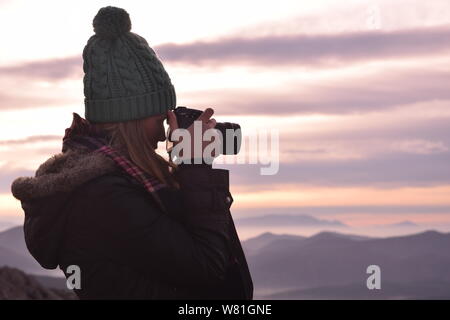 Belle jeune femme photographe prise de vue avec appareil photo professionnel dans l'air extérieur. Photo prise le 13e 2016 Nowember, Burdur, Turquie Banque D'Images