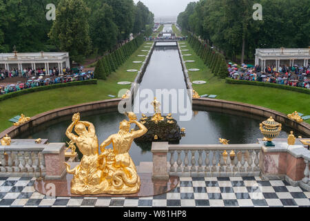 Grand Peterhof Palace et la Grande Cascade Banque D'Images