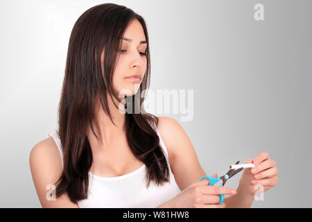 Santé de la jeune femme refusant de prendre à partir de la cigarette pack. Portrait de belles femmes Stop à la cigarette à la main. Cesser de fumer Concept Banque D'Images