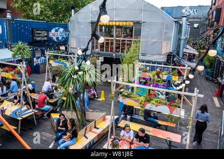 Londres- Août, 2019 : Brixton Pop, les détaillants et les points de vente des aliments de rue situé dans des conteneurs d'expédition réutilisables à Brixton Banque D'Images