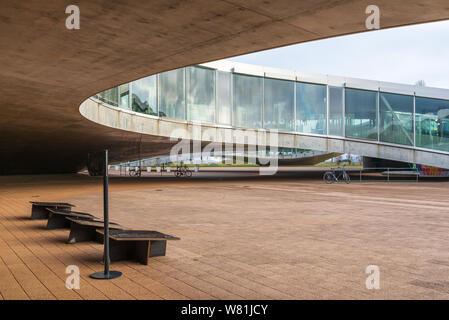 Rez-de-chaussée extérieur de Rolex Learning Center (EPFL) avec fasciner ondulant en béton plancher perforé et le toit avec façade en verre. Banque D'Images