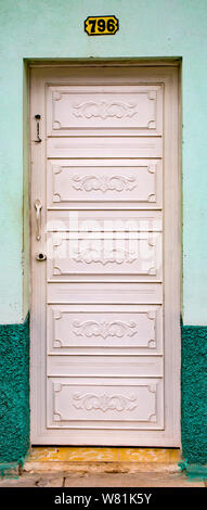Trinidaad, Cuba 26 Nov 2017 - porte blanche sur mur vert Banque D'Images