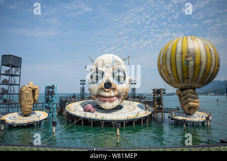 BREGENZ, Vorarlberg, Autriche - Juillet 26, 2019 : Open-air avec scène de théâtre flottant crâne énorme et deux mains Banque D'Images