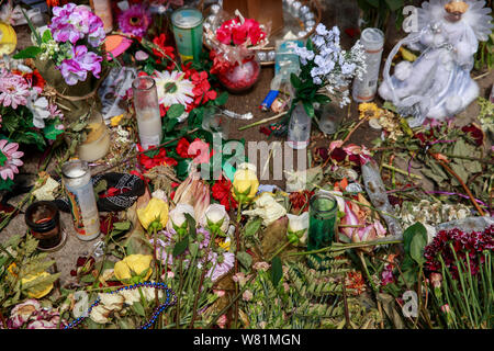 Fleurs Memorial couvrir un trottoir sur la 5e rue à l'emplacement de la prise de masse qui a laissé 9 morts et 27 blessés, mercredi, le 7 août 2019 à Dayton, Ohio.Trump visité un hôpital proche, mais n'a pas visiter le site de la fusillade avant de s'envoler à El Paso, Texas, qui a également été le site d'une prise de masse. Banque D'Images