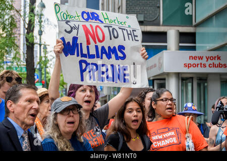 New York, États-Unis. 07Th Aug 2019. Les groupes de défense de l'environnement et plus d'une centaine de New Yorkais se sont rassemblées devant le bureau du gouverneur Cuomo Manhattan le 7 août 2019 pour livrer des dizaines de milliers de signatures et de commentaires du public demandant au gouverneur et le Department of Environmental Conservation (DEC) de refuser des permis de construire pour l'indésirable et inutile NESE Williams Gas Pipeline fracturée. (Photo par Erik McGregor/Pacific Press) Credit : Pacific Press Agency/Alamy Live News Banque D'Images