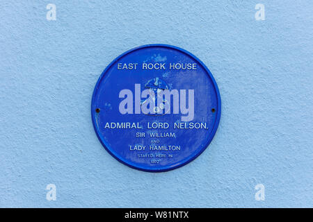 Blue plaque sur East Rock House à Tenby, une ville balnéaire dans la région de Pembrokeshire, Pays de Galles du Sud, de la côte, où l'amiral Naleson et Lady Hamilton a séjourné en 1802 Banque D'Images