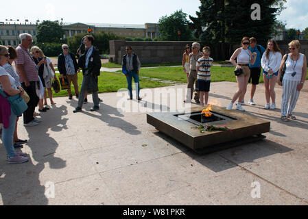 Visiteurs touristiques visiter la flamme éternelle du monument au Champ de Mars à Saint Pétersbourg, Russie 2019 Banque D'Images