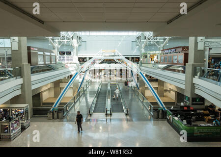 Regardez d'en haut sur le grand hall à l'B à l'Aéroport International de Denver, Colorado, USA Banque D'Images