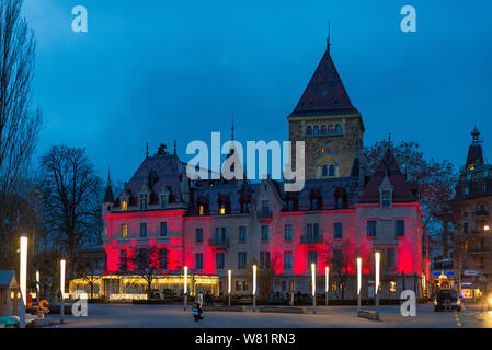 Paysage de nuit extérieur au bord de la promenade du lac de Genève et l'hôtel Château d'Ouchy à Ouchy-Olympique à Lausanne, Suisse. Banque D'Images