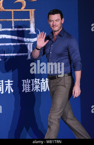 L'acteur gallois Luke Evans assiste à une conférence de presse pour son nouveau film 'La Belle et la Bête" à Shanghai, Chine, 28 février 2017. Banque D'Images