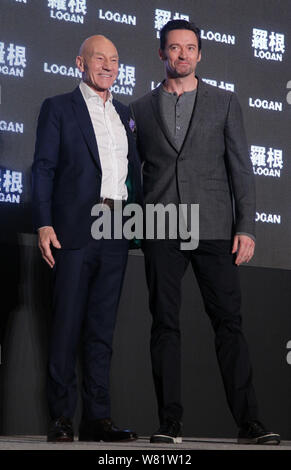 L'acteur australien Hugh Jackman, droite, et l'acteur britannique Patrick Stewart assister à une conférence de presse pour leur premier film Asie première de 'Logan' dans ta Banque D'Images