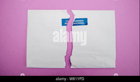Divisé en deux parties de l'enveloppe avec le personnel de Courrier Le courrier personnel sign sticker Banque D'Images
