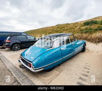 Overveen, Pays-Bas - Aug 16, 2019 : side view of luxury vintage ancien bleu Citroen D Spécial limousine garée dans le parking couvert de sable Dutch payé Banque D'Images