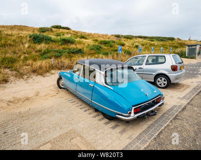 Overveen, Pays-Bas - Aug 16, 2019 : Luxe vintage ancien bleu Citroen D Spécial limousine garée dans le parking couvert de sable Dutch payé - côté gauche Banque D'Images