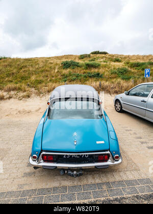 Overveen, Pays-Bas - Aug 16, 2019 - vue arrière du luxe vintage ancien bleu Citroen D Spécial limousine garée dans le parking couvert de sable Dutch payé Banque D'Images