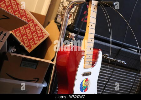 Guitare Fender Telecaster devant les amplis Banque D'Images