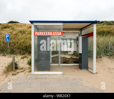 Overveen, Pays-Bas - Aug 16, 2018 : Parkeerkassa la borne de stationnement distributeur automatique sur le sable dans un parking couvert gratuit disablet Pays-bas chanter sur la gauche Banque D'Images