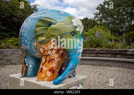 Les éléphants décorés dans la rue dans le cadre d'Elmer's Grande Parade Plymouth. Banque D'Images