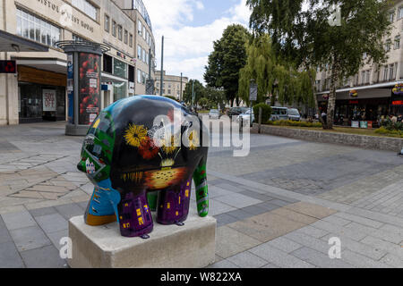 Les éléphants décorés dans la rue dans le cadre d'Elmer's Grande Parade Plymouth. Banque D'Images