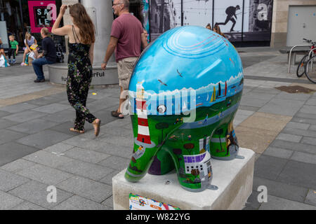 Les éléphants décorés dans la rue dans le cadre d'Elmer's Grande Parade Plymouth. Banque D'Images