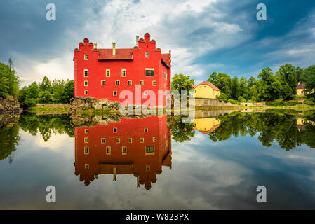 Červená Lhota est un château en Bohême du Sud, en République tchèque. Il est situé au milieu d'un lac sur une île rocheuse. Červená Lhota Nom - Rouge Lhota peuvent b Banque D'Images