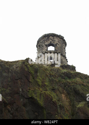 Mow Cop château, une folie en ruine construit comme un pavillon par Randle Wilbraham l sur la frontière Cheshire, Staffordshire en Angleterre Banque D'Images